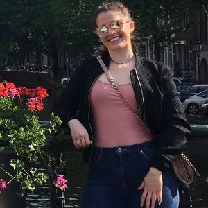 Meet your Posher, Claire